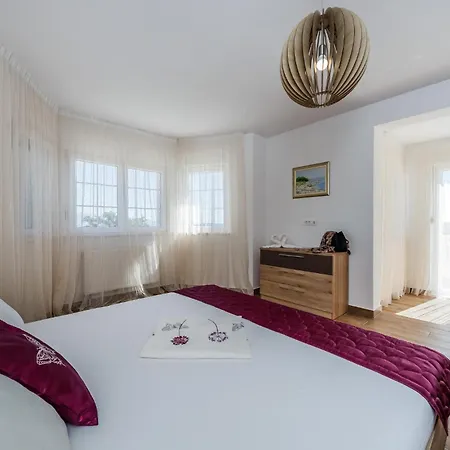 בית נופש Beautiful In Kastel Novi Kaštel Štafilić